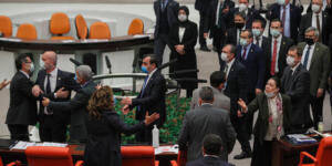 Son Dakika… Meclis’te Yumruklu Kavga!