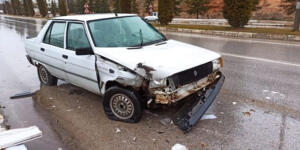 Çöp Konteynırına Çarpan Otomobilde 1 Kişi Yaralandı!