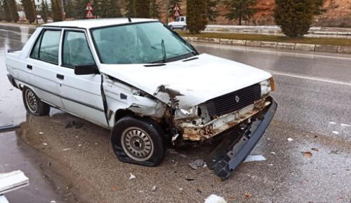 Çöp Konteynırına Çarpan Otomobilde 1 Kişi Yaralandı!