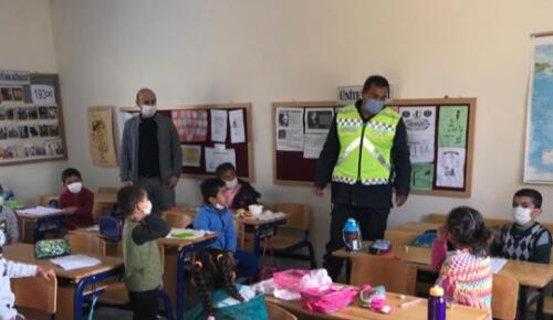 Jandarma Ekipleri, Öğrencilere Trafik Semineri Verdi