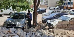 Pazarcık’da, duvar araçların üzerine yıkıldı