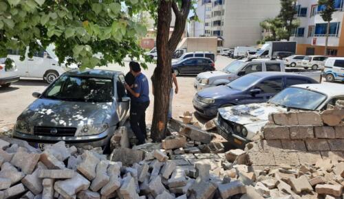 Pazarcık’da, duvar araçların üzerine yıkıldı