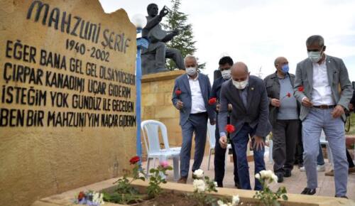 CHP Milletvekili Öztunç, Aşık Mahsuni Şerif ‘i Kabrinde Ziyaret Etti!