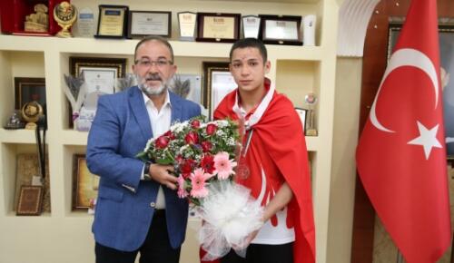 Afşinli Güreşçi Temur, Belediye Başkanı Güven’i ziyaret etti!