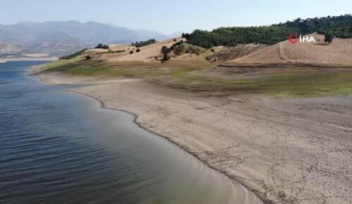 Sular çekilince mezarlık ortaya çıktı, yakınları mezar başında dua etti