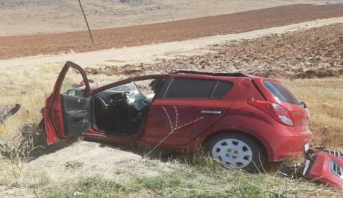 Otomobil Karşı Şeride Geçip Kamyonete Çarptı!