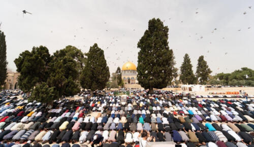 Ramazan ayının ilk Cuma’sında 80 bin kişi Mescid-i Aksa’da toplandı