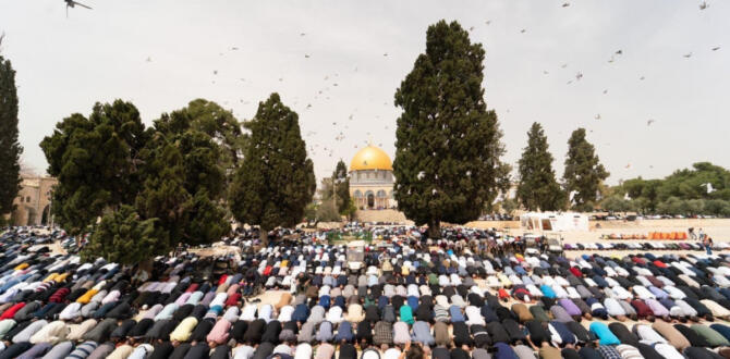 Ramazan ayının ilk Cuma’sında 80 bin kişi Mescid-i Aksa’da toplandı