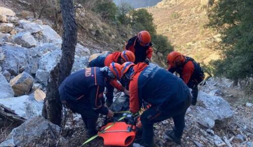 Kayalıklardan düşen avcı aranıyor