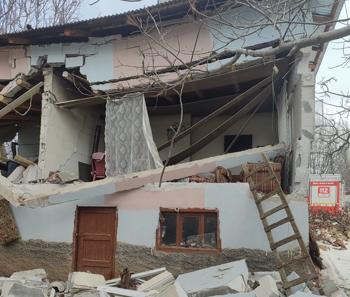 1740350264 1 Kahramanmarasta patlama Iki katli ev harabeye dondu Büyükşehir’de Yılın Son Meclis Toplantısı Gerçekleştirildi!