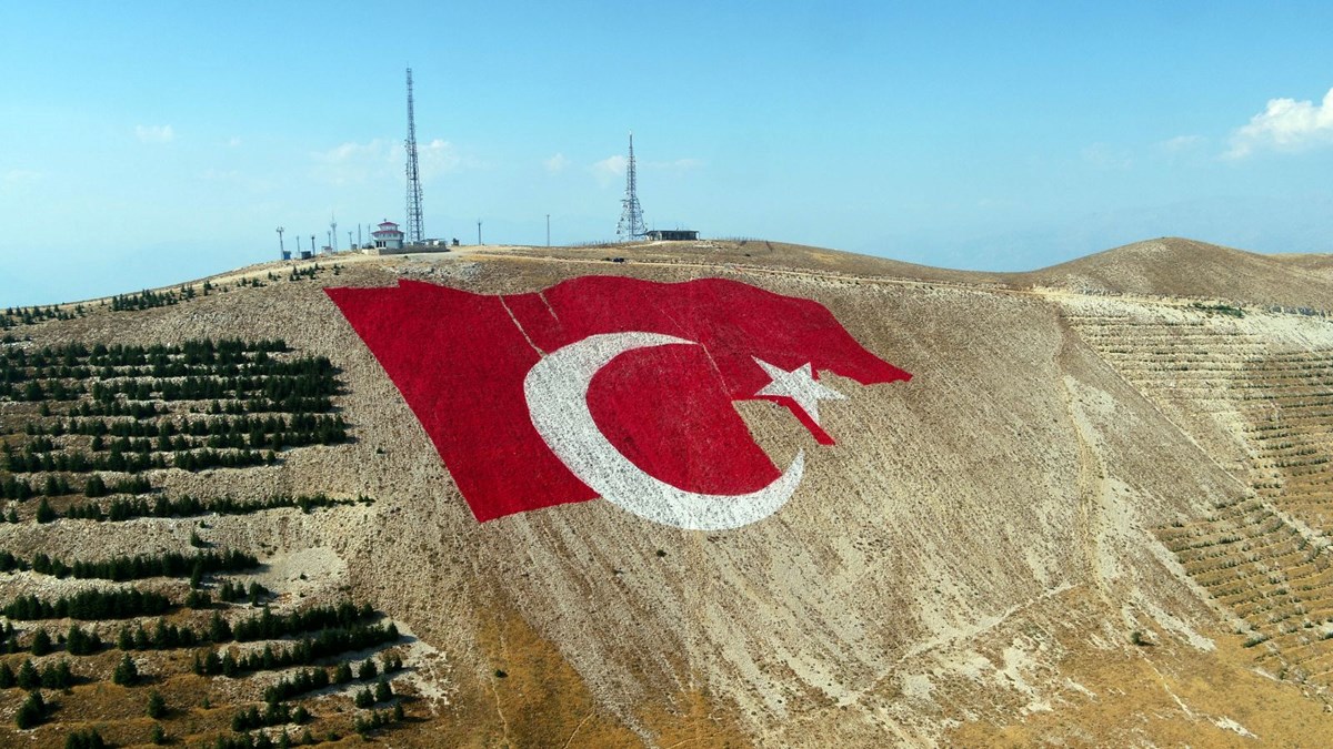 1756087390 296 Turkiyenin en buyuk bayragi Bittiginde sehrin her yerinden gorunecek 4 Mahalleye Doğalgaz İçin Sona Gelindi!