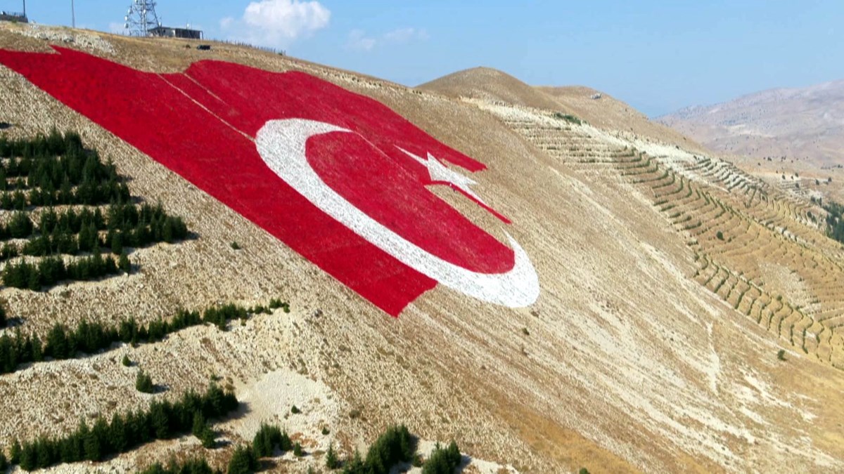 1756087390 826 Turkiyenin en buyuk bayragi Bittiginde sehrin her yerinden gorunecek 4 Mahalleye Doğalgaz İçin Sona Gelindi!