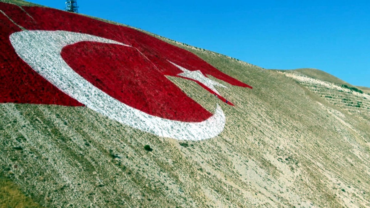1756087390 952 Turkiyenin en buyuk bayragi Bittiginde sehrin her yerinden gorunecek 4 Mahalleye Doğalgaz İçin Sona Gelindi!