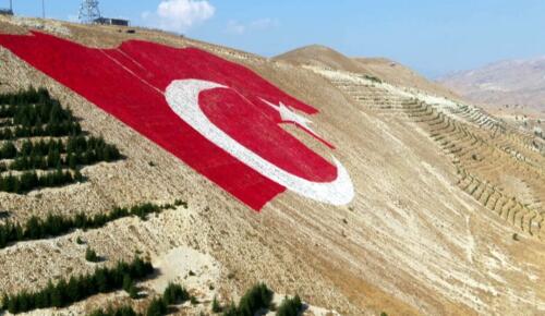 Türkiye’nin en büyük bayrağı: Bittiğinde şehrin her yerinden görünecek