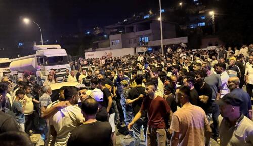 Tırın çarptığı genç öldü, mahalleli yolu kapattı